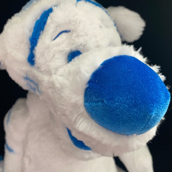 2012 Disney Store Winter Tigger Large Plush T26 - Picture 2 of 7